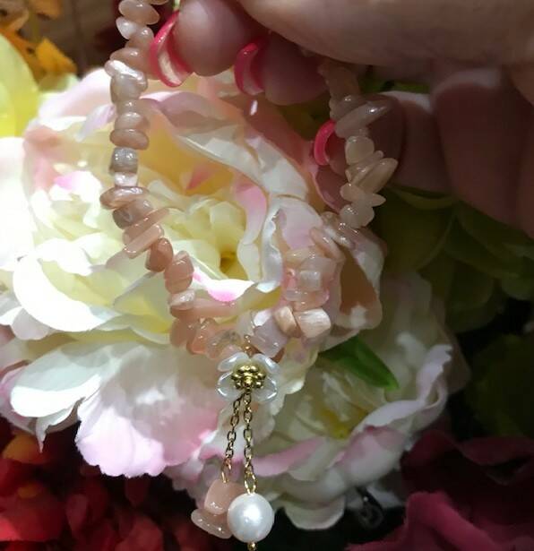 Natural Sunstone Stretch Bracelet with Shell Pearl 