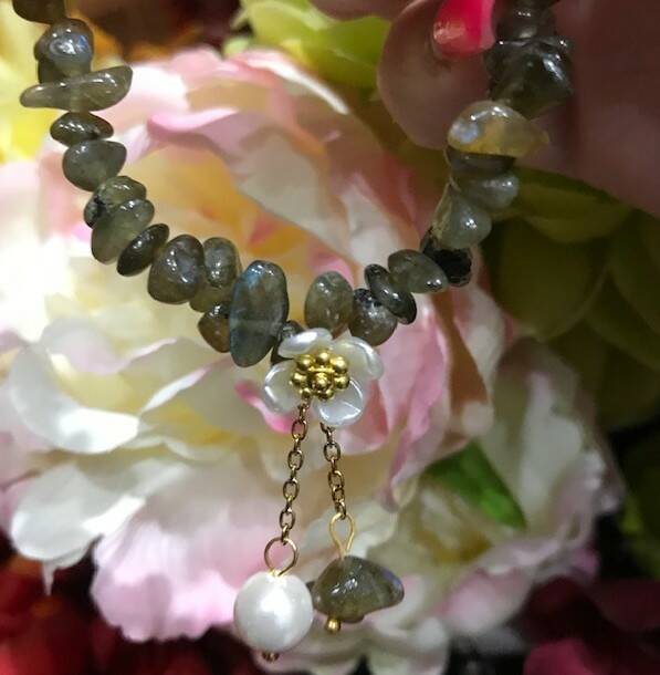 Labradorite chip bracelet with shell pearl 