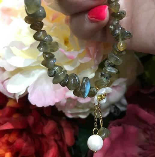 Labradorite chip bracelet with shell pearl 